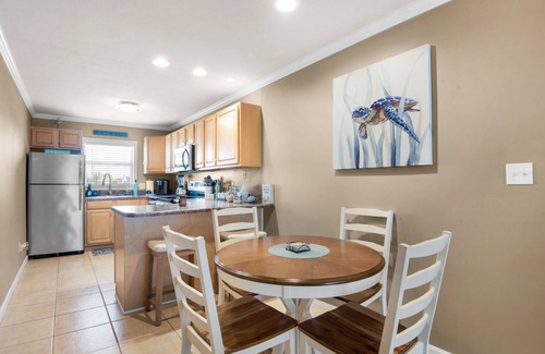 Pensacola Beach Condo | 🌴Steps2Beach-Community Pool-2BR Villas on the Gulf A8🌴