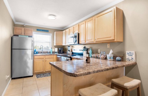 Pensacola Beach Condo | 🌴Steps2Beach-Community Pool-2BR Villas on the Gulf A8🌴