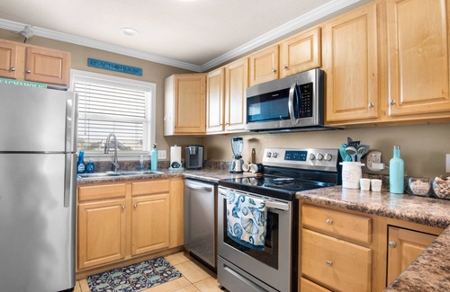 Pensacola Beach Condo | 🌴Steps2Beach-Community Pool-2BR Villas on the Gulf A8🌴