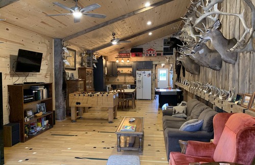 Flat Rock House | Steve’s Barn Lodge, Detroit River/Lake Erie