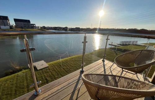 Holworth House | Still Waters - Luxury Lakeside Retreat with Hot Tub