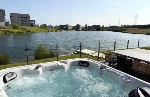 Holworth House | Still Waters - Luxury Lakeside Retreat with Hot Tub