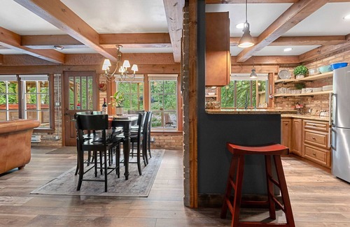 Verlot Cabin | Stilly River Haus - Hot tub - Firepit - Fireplace