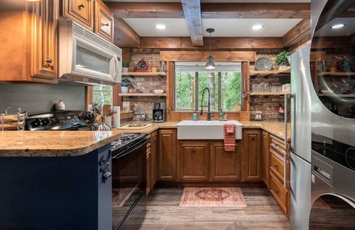 Verlot Cabin | Stilly River Haus - Hot tub - Firepit - Fireplace