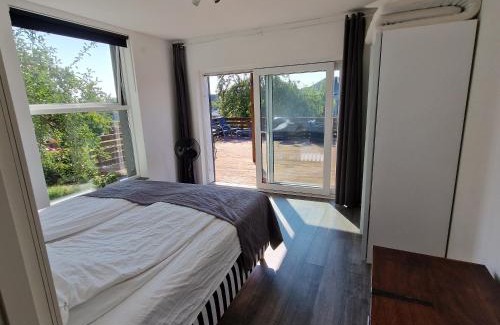 Motala Apartment | Stilren svit lägenhet med trädäck och laddstation