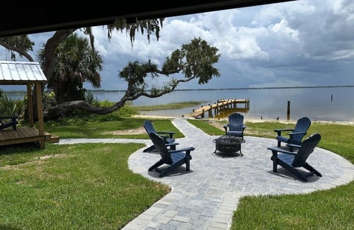 Frostproof House | Stilt House on the Shore at Lake Reedy