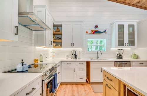 Yankeetown Cottage | Stilt-Style Cottage < 1 Mi to Downtown Yankeetown!