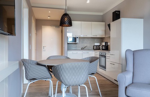 Alt-Travemunde/Ronnau Apartment | Stilvolles Apartment mit Loggia, Wunderschönem Parkblick und Hauseigenem SPA