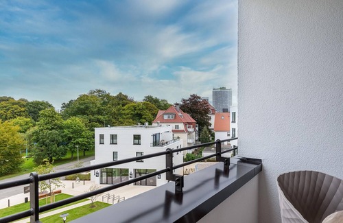 Alt-Travemunde/Ronnau Apartment | Stilvolles Apartment mit Loggia, Wunderschönem Parkblick und Hauseigenem SPA