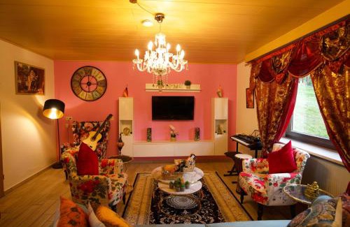 Grainet Apartment | Stilvolles und Kunstvolles Retreat Apartment mit 400qm Garten & Massage und Ayurveda