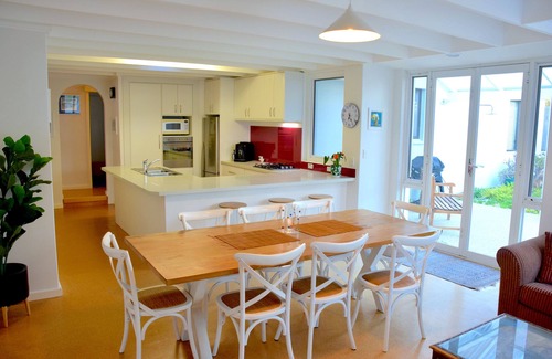 Emu Point House | STINGRAY BEACHHOUSE @emupoint.nComfortable Beachside House with 5 Bedrooms.