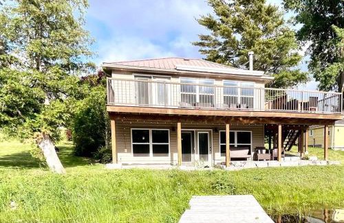 Quinte West House | Stirling Lakehouse - Cottage on the Lake, with Hot Tub