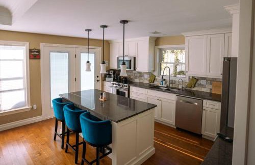Quinte West House | Stirling Lakehouse - Cottage on the Lake, with Hot Tub