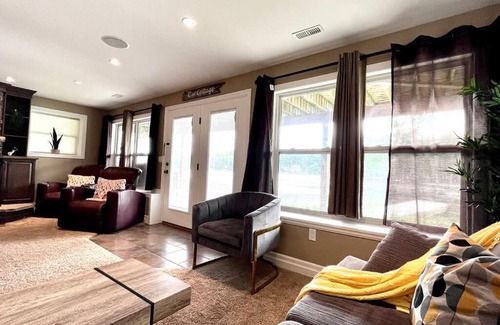 Quinte West House | Stirling Lakehouse - Cozy Waterfront Cottage