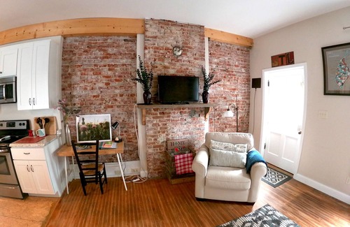 Southwest Garden Apartment | StL's ‘The Hill' NBHD. Famous for all things Italian. Cozy & clean 2nd fl apt.