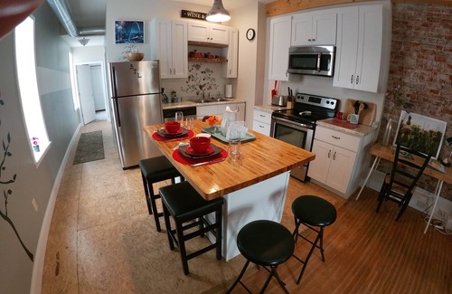 Southwest Garden Apartment | StL's ‘The Hill' NBHD. Famous for all things Italian. Cozy & clean 2nd fl apt.