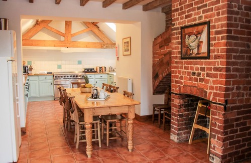 Eaton Mascott Cottage | STOCKBATCH GRANARY, pet friendly, with open fire in Shrewsbury
