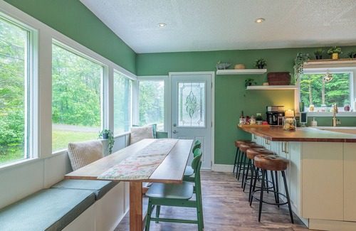 Lake of Bays Cottage | Stocked Forest Retreat Near Algonquin & Beach! Private Pet Friendly Sleeps 6