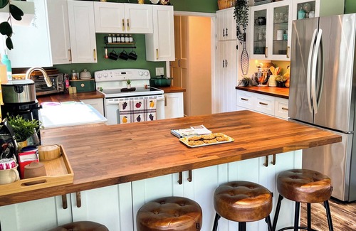 Lake of Bays Cottage | Stocked Forest Retreat Near Algonquin & Beach! Private Pet Friendly Sleeps 6