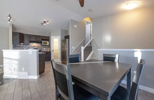 Grande Prairie House | Stocked Kitchen | Sleeps 6 | Free WIFI | Smart TV