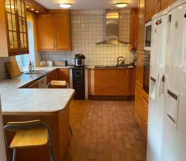 Ella park House | Stockholm Arlanda gratis parkering , Wifi, Fiber 1Gb, 2 enkelsängar, Långtidsboende rymligt o Garderober Room2