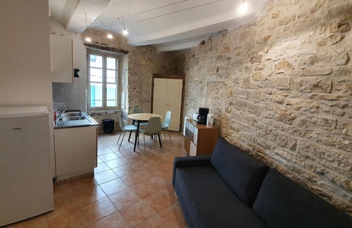 Barjac Apartment | Stone apartment in the heart of Barjac