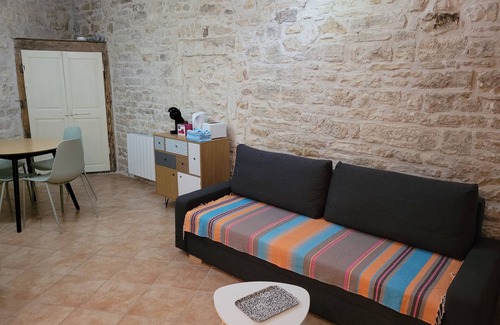 Barjac Apartment | Stone apartment in the heart of Barjac