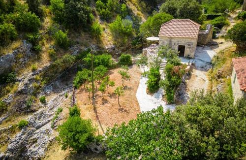 Dol House | Stone bridge cottage
