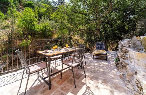 Dol House | Stone bridge cottage