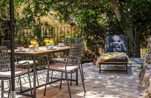 Dol House | Stone bridge cottage