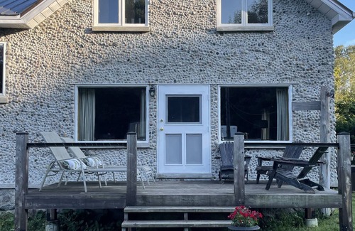 Tiny Cottage | Stone Cottage 5 minute walk to beach