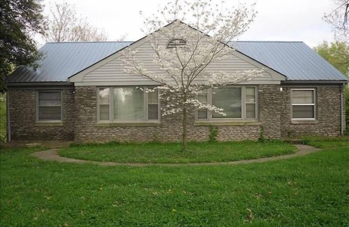 Lexington House | Stone Cottage @ Calumet Spring On 4 Beautiful Acres Of Kentucky Bluegrass!