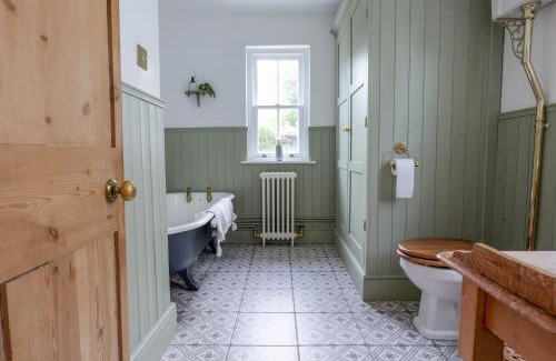 Frognall House | Stone Cottage - Hot Tub, Wooded Garden, Play Area