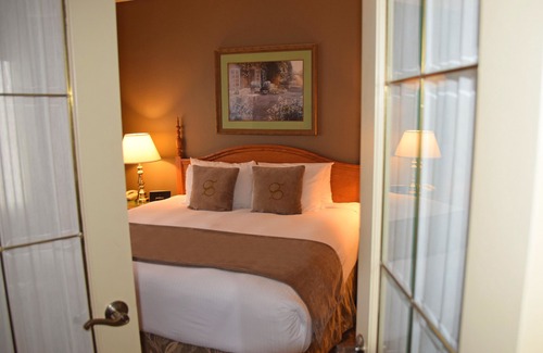 Orillia Hotel | Stone Gate Inn