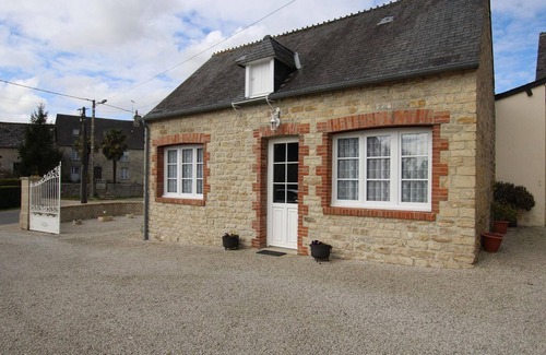 Amfreville Cottage | Stone house with garden, pets welcome