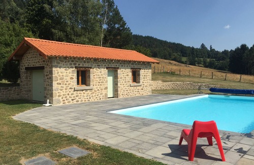 Saint-Dier-dʼAuvergne House | Stone house with heated pool and large wooded grounds WIFI