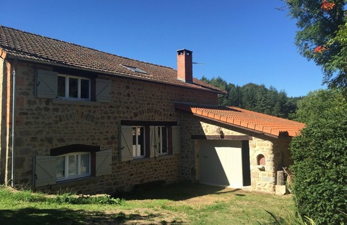 Saint-Dier-dʼAuvergne House | Stone house with heated pool and large wooded grounds WIFI