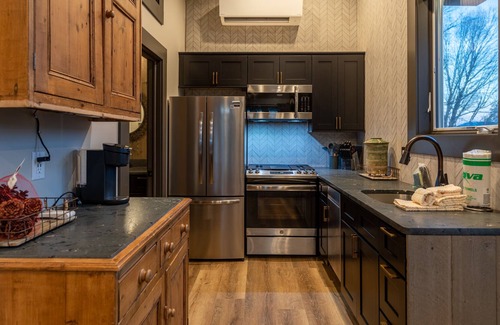 West Jefferson House | Stone House Aerie - West Jefferson in town, new, modern, hot tub