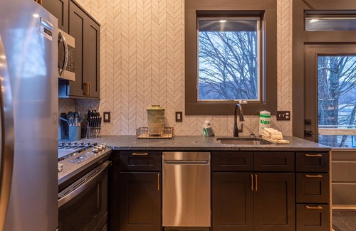 West Jefferson House | Stone House Aerie - West Jefferson in town, new, modern, hot tub