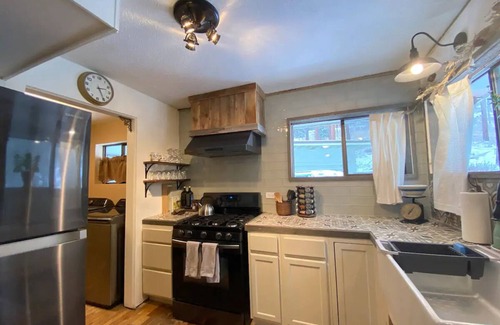 Missoula House | Stone House Cabin with Mountain View 4 miles to the University & Downtown