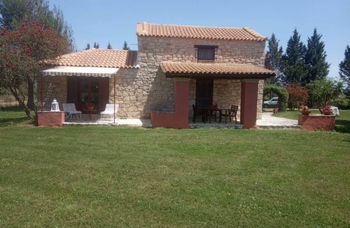 Gaitanion House | Stone House for 6 in vineyard estate