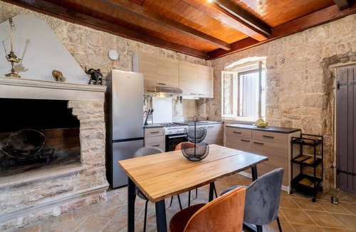 Smokvica House | Stone House Prapatna - Two-Bedroom Holiday Home with Swimming Pool