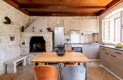 Smokvica House | Stone House Prapatna - Two-Bedroom Holiday Home with Swimming Pool