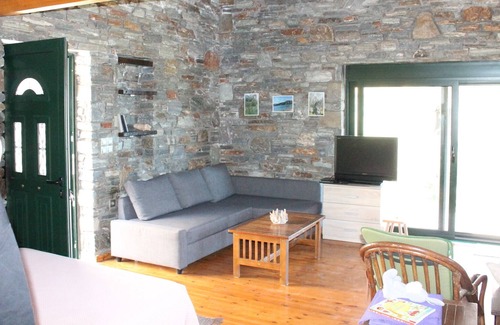 Petries House | Stone House (To petrino)