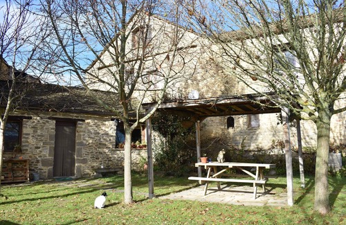 Caldearenas House | Stone house with garden