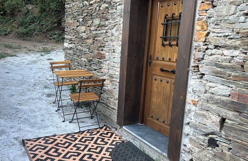 Samos House | Stone house with rural charm