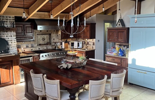 Finesville House | Stone Manor Estate Private pool hot tub, full bar, gym, game room movie theater