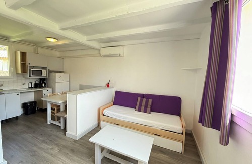 La Roque-sur-Pernes Condo | Stone mas in residence with pool