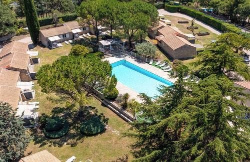 La Roque-sur-Pernes Condo | Stone mas in residence with pool