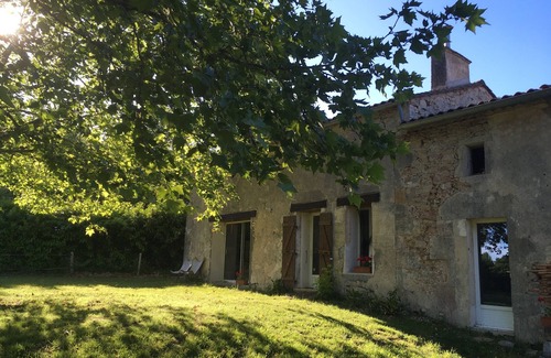 Saint-Martin-de-Gurson House | Stone quiet farm house getaway